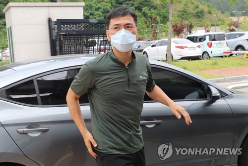 안희정, 교도소 재입소(광주=연합뉴스) 박철홍 기자 = 모친상으로 인한 형집행정지로 임시 출소했던 안희정 전 충남지사가 9일 오후 광주교도소에 다시 입소하기 위해 도착, 차에서 내리고 있다. 2020.7.9 pch80@yna.co.kr