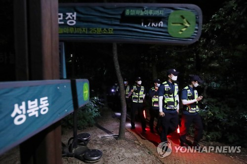 밤샘 수색 돌입(서울=연합뉴스) 홍해인 기자 = 박원순 서울시장이 실종됐다는 신고가 경찰에 들어온 9일 밤 북악산 일대에서 경찰이 2차 야간 수색을 하고 있다. 2020.7.9 hihong@yna.co.kr