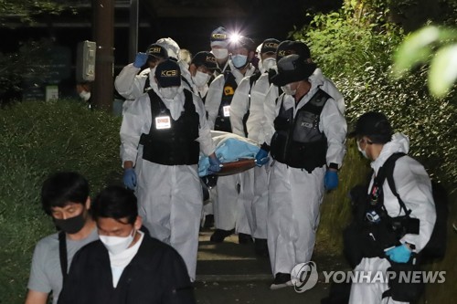 숨진 채 발견된 박원순 서울시장(서울=연합뉴스) 김주성 기자 = 경찰과학수사대원들이 10일 새벽 서울 종로구 숙정문 인근에서 숨진 채 발견된 박원순 서울시장의 시신을 운구하고 있다. 2020.7.10 utzza@yna.co.kr