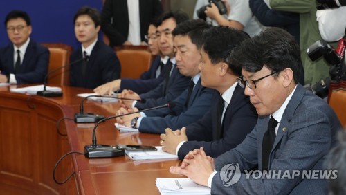 검은 넥타이 맨 민주당(서울=연합뉴스) 하사헌 기자 = 10일 오전 서울 여의도 국회에서 열린 더불어민주당 최고위원회의에 박원순 서울 시장의 죽음을 애도하는 검은 넥타이를 맨 참석자들이 침통한 표정으로 앉아 있다. 2020.7.10 toadboy@yna.co.kr