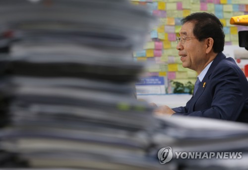 집무실의 박원순 서울시장(서울=연합뉴스) 지난 9일 공관을 나와 연락이 두절된 박원순 서울시장이 숨진 채 발견됐다.
    10일 경찰에 따르면 전날 오후부터 박 시장의 모습이 마지막으로 포착된 북악산 일대를 수색하던 경찰 기동대원과 소방대원, 인명구조견은 이날 0시 1분께 숙정문 인근 성곽 옆 산길에서 박 시장의 시신을 발견했다.
    사진은 2014년 재선에 성공한 박 시장이 연합뉴스와 집무실에서 인터뷰하는 모습. 2020.7.10 [연합뉴스 자료사진] photo@yna.co.kr