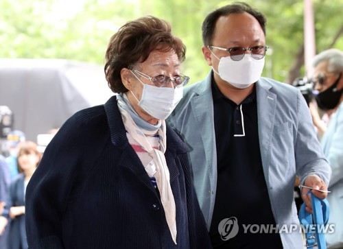 이용수 할머니, 박원순 서울시장 빈소 조문(서울=연합뉴스) 임헌정 기자 = 이용수 할머니가 10일 오후 종로구 서울대학교병원 장례식장에 마련된 박원순 서울시장 빈소로 들어가고 있다. 2020.7.10 kane@yna.co.kr