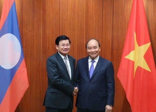 푹 베트남 총리(오른쪽)와 시술릿 라오스 총리[VGP뉴스 웹사이트 캡처. 재판매 및 DB 금지]