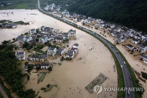 물바다로 변한 중국 안후이성 마을(황산 신화=연합뉴스) 중국 동부 안후이성 황산시 산커우향의 바이궈슈촌이 6일 폭우로 물에 잠겨 있는 모습. 안후이성 기상 당국은 홍수 대응 수준을 4급에서 3급으로 높였다. jsmoon@yna.co.kr