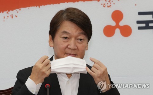 마스크 벗는 안철수(서울=연합뉴스) 하사헌 기자 = 국민의당 안철수 대표가 9일 오전 서울 여의도 국회에서 열린 최고위원회의에서 마스크를 벗고 있다. 2020.7.9 toadboy@yna.co.kr