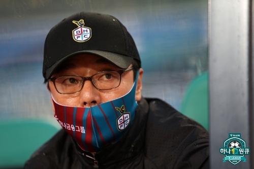 빗속에서 경기를 지켜보는 대전하나시티즌의 황선홍 감독[한국프로축구연맹 제공. 재판매 및 DB 금지]