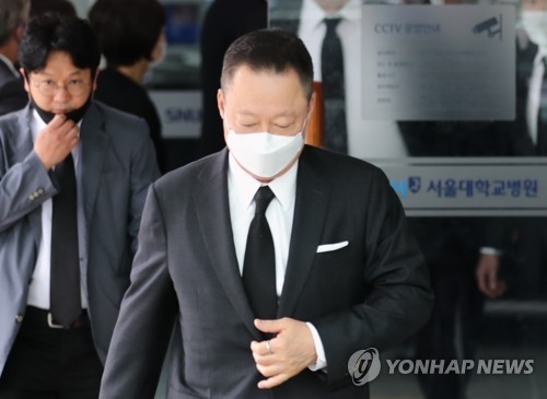 빈소 나서는 박용만 회장(서울=연합뉴스) 윤동진 기자 = 박용만 대한상공회의소 회장이 12일 오전 서울대병원 장례식장에 마련된 고 박원순 시장의 빈소를 찾아 조문한 뒤 나서고 있다. 2020.7.12 mon@yna.co.kr