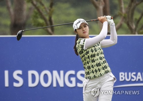 박현경, 시원한 드라이버 샷(부산=연합뉴스) 강덕철 기자 = 12일 부산 기장 스톤게이트 CC에서 열린 KLPGA투어 '아이에스동서 부산오픈' 2라운드에서 박현경이 1번 홀에서 드라이버 샷을 하고 있다. 2020.7.12 kangdcc@yna.co.kr