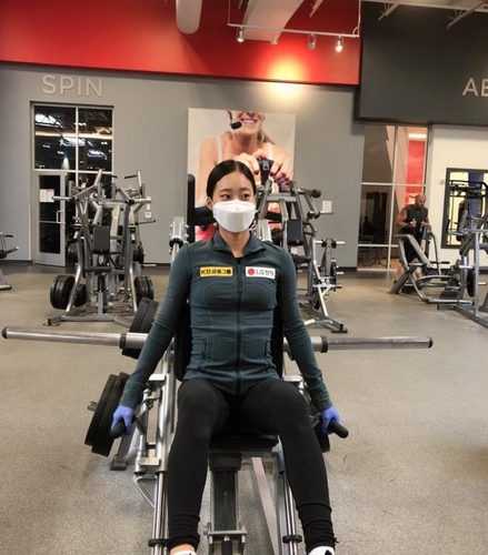 피겨스케이팅 국가대표 유영피겨스케이팅 국가대표 유영이 미국 콜로라도주 스프링스 브로드무어 아레나에서 마스크를 쓰고 웨이트트레이닝을 하고 있다. [대홍기획 제공. 재배포 및 DB금지]