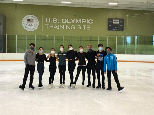 피겨스케이팅 국가대표 유영피겨스케이팅 국가대표 유영(왼쪽에서 네 번째)이 미국 콜로라도주 스프링스 브로드무어 아레나에서 함께 훈련하는 선수들과 포즈를 취하고 있다. [대홍기획 제공. 재배포 및 DB금지]