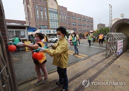 '등교 중지' 학교 방역(광주=연합뉴스) 박철홍 기자 = 6일 오전 광주 북구의 한 초등학교에서 동행정복지센터 직원들과 봉사단체 회원들이 방역하고 있다. 광주시교육청은 초등학생 확진자가 나오자 광주 북구의 유치원과 초·중·고교 전체에 12일까지 등교 중지와 함께 원격수업을 하기로 했다. 2020.7.6 pch80@yna.co.kr