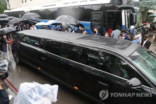 장례식장 떠나는 고 박원순 서울시장(서울=연합뉴스) 신준희 기자 = 고(故) 박원순 서울시장 운구차가 13일 오전 발인식이 열린 종로구 서울대학교병원 장례식장을 떠나 영결식이 열리는 서울시청으로 향하고 있다. 2020.7.13 hama@yna.co.kr