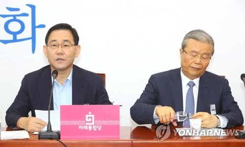 발언하는 주호영 원내대표(서울=연합뉴스) 진성철 기자 = 미래통합당 주호영 원내대표(왼쪽)가 13일 국회에서 열린 비상대책위원회의에서 발언하고 있다. 2020.7.13 zjin@yna.co.kr