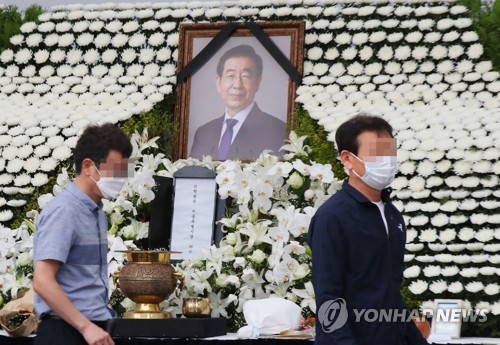 조문하는 시민들(서울=연합뉴스) 김도훈 기자 = 고(故) 박원순 서울시장의 영결식이 열린 13일 오전 서울광장에 설치된 분향소에서 시민들이 조문을 하고 있다. 2020.7.13 superdoo82@yna.co.kr