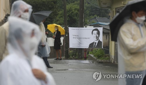 고 박원순 서울시장 창녕 마을(창녕=연합뉴스) 김동민 기자 = 고 박원순 서울시장 발인이 엄수된 13일 오후 경남 창녕군 박 시장 생가 주변으로 추모 펼침막이 걸려있다. image@yna.co.kr