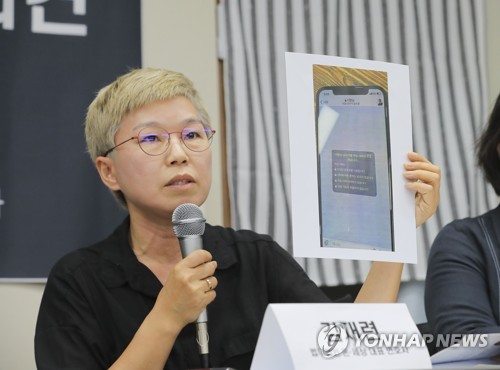 고 박원순 시장 성추행 사건 경위 설명하는 피해자 변호인(서울=연합뉴스) 이지은 기자 = 13일 오후 서울 은평구  한국여성의 전화에서 열린 서울시장에 의한 성추행 사건 기자회견에서 피해자 대리인 김재련 변호사가 사건의 경위를 설명하고 있다. 2020.7.13 jieunlee@yna.co.kr