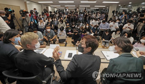 '서울시장에 의한 위력 성추행 사건 기자회견'(서울=연합뉴스) 이지은 기자 = 13일 오후 서울 은평구 한국여성의전화 사무실에서 '서울시장에 의한 위력 성추행 사건 기자회견'이 진행되고 있다.
이날 기자회견에는 이미경 한국성폭력상담소 소장, 고미경 한국여성의전화 상임대표, 김재련 법무법인 온-세상 대표변호사, 김혜정 한국성폭력상담소 부소장이 참석했다. 2020.7.13 jieunlee@yna.co.kr