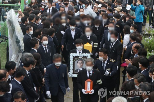 생가 둘러보는 고 박원순 서울시장 영정(창녕=연합뉴스) 김동민 기자 = 고 박원순 서울시장 영정을 든 유족들이 13일 오후 경남 창녕군 박 시장 생가에서 나오고 있다. 2020.7.13 image@yna.co.kr