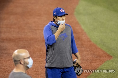 토론토 홈구장에서 마스크 쓰고 훈련하는 류현진[AP=연합뉴스]