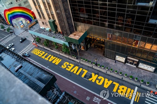 트럼프타워 앞 5번가에 새겨진 대형 BLM 문구[AFP=연합뉴스]