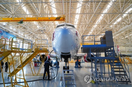 한국항공서비스 정비 현장(사천=연합뉴스) 미국 연방항공청으로부터 보잉사의 B737 항공기 정비능력을 인증받은 한국항공우주산업(KAI)의 항공정비(MRO) 전문업체인 경남 사천에 있는 한국항공서비스주식회사(KAEMS). 직원들이 정비고에서 항공기를 정비하고 있다. 2019.9.19 [한국항공우주산업 제공. 재판매 및 DB금지]