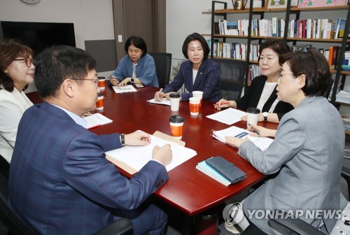 긴급 간담회 하는 미래통합당 여가위 의원(서울=연합뉴스) 안정원 기자 = 미래통합당 김정재 의원 등 국회 여성가족위원회 소속 의원들이 14일 오전 서울 여의도 국회 의원회관 김정재 의원 사무실에서 상임위 청문회 방안 및 고 박원순 서울시장 의혹 등을 논의하고 있다. 2020.7.14 jeong@yna.co.kr