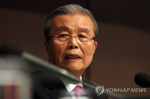 질문에 답하는 김종인 비대위원장(서울=연합뉴스) 최재구 = 미래통합당 김종인 비상대책위원장이 14일 서울 프레스센터에서 열린 관훈토론회에서 패널의 질문에 답하고 있다.  jjaeck9@yna.co.kr