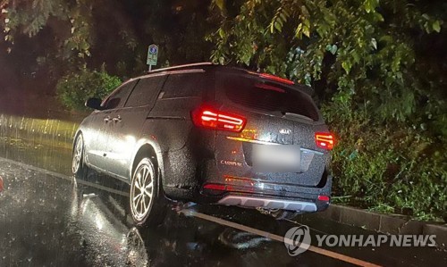 아이콘 멤버 김진환·구준회 빗길 교통사고(남해=연합뉴스) 지난 13일 오전 3시 40분께 경남 남해군 창선면 편도 1차선 국도에서 보이그룹 아이콘 멤버 김진환·구준회가 탄 승합차가 빗길에 미끄러졌다. 사고 당시 동승 운전자의 혈중알코올농도는 면허 취소 수준(0.08% 이상)이었다. 사진은 이들이 탄 사고 차량. 2020.7.14 [독자 제공. 재판매 및 DB 금지] contactje@yna.co.kr