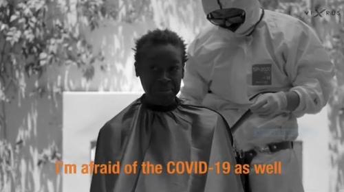 노숙자의 머리 손질을 하는 한인 2세[유튜브 동영상 캡처·재판매 및 DB 금지]