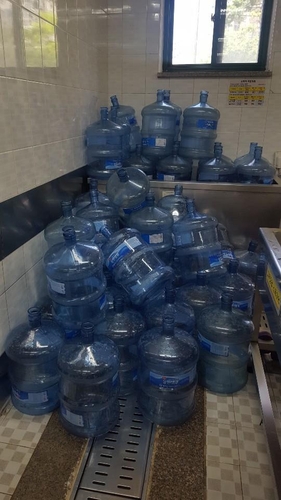 급식 등에 쓰인 빈 생수통[인천 서구 모 중학교 제공. 재판매 및 DB 금지]