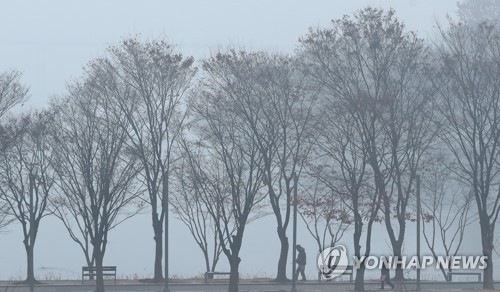 미세먼지 섞인 안개 자욱한 춘천[연합뉴스 자료사진]