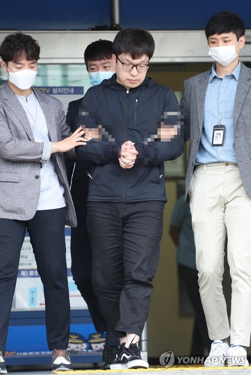 검찰 송치되는 조주빈 성 착취 공범 남경읍(서울=연합뉴스) 정하종 기자 = 조주빈 성 착취 공범 남경읍이 15일 오전 서울 종로서에서 서울중앙지검으로 송치되고 있다. 2020.7.15 chc@yna.co.kr