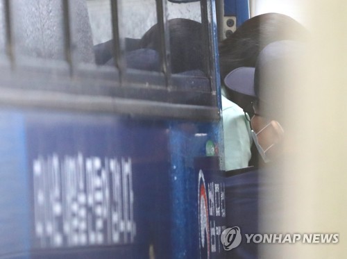 항소심 선고공판 앞둔 고유정(제주=연합뉴스) 박지호 기자 = 전남편을 살해한 혐의로 1심에서 무기징역을 선고받은 고유정이 15일 오전 항소심 선고공판을 위해 제주지법으로 이송되고 있다. 2020.7.15 jihopark@yna.co.kr