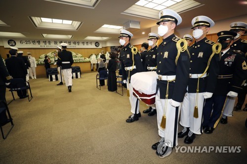 영결식장으로 들어서는 고 백선엽 장군 시신(서울=연합뉴스) 임화영 기자 = 15일 오전 서울 송파구 서울아산병원에서 열린 고(故) 백선엽 장군 영결식에서 고인의 시신이 입장하고 있다. 2020.7.15 hwayoung7@yna.co.kr