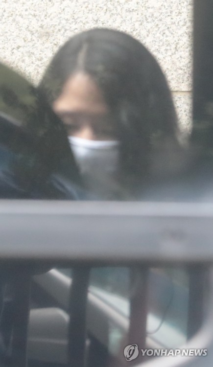 항소심서도 무기징역 선고받은 고유정(제주=연합뉴스) 박지호 기자 = 전남편을 살해한 혐의로 1심에서 무기징역을 선고받은 고유정이 15일 오전 제주지법에서 자신의 항소심 선고공판에서도 무기징역을 선고받은 뒤 호송차에 오르고 있다. 2020.7.15 jihopark@yna.co.kr