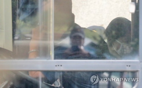 항소심서도 무기징역 선고받은 고유정(제주=연합뉴스) 박지호 기자 = 전남편을 살해한 혐의로 1심에서 무기징역을 선고받은 고유정이 15일 오전 제주지법에서 자신의 항소심 선고공판에서도 무기징역을 선고받은 뒤 호송차에 오르고 있다. 2020.7.15 jihopark@yna.co.kr