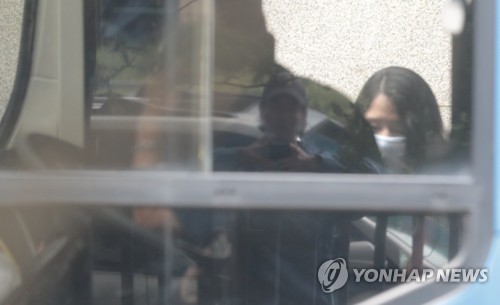 항소심서도 무기징역 선고받은 고유정(제주=연합뉴스) 박지호 기자 = 전남편을 살해한 혐의로 1심에서 무기징역을 선고받은 고유정이 15일 오전 제주지법에서 자신의 항소심 선고공판에서도 무기징역을 선고받은 뒤 호송차에 오르고 있다. 2020.7.15 jihopark@yna.co.kr