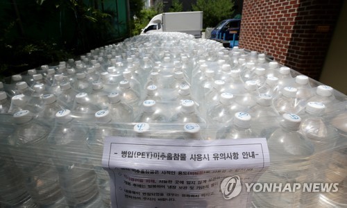 수돗물 피해가구에 지원될 비상음용수(인천=연합뉴스) 김상연 기자 = 15일 오후 인천시 서구 서부수도사업소 주차장에 '수돗물 유충' 피해 가구에 지원될 병입수돗물 미추홀참물이 쌓여 있다. 2020.7.15 goodluck@yna.co.kr