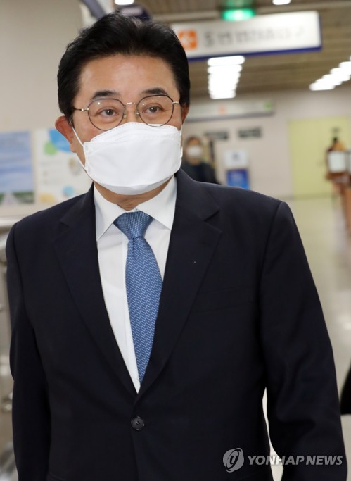 선고공판 출석하는 전병헌 전 청와대 정무수석(서울=연합뉴스) 최재구 기자 = 한국e스포츠협회를 통해 여러 대기업에서 수억원대 금품을 받은 혐의로 기소된 전병헌 전 청와대 정무수석이 15일 서초구 서울고법에서 열린 불법정치자금 혐의 2심 선고공판에 출석하고 있다. 2020.7.15 jjaeck9@yna.co.kr