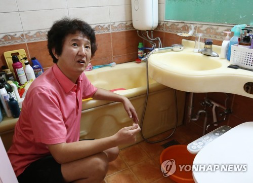 가정집 수돗물에서 유충 발견(인천=연합뉴스) 김상연 기자 = 15일 인천시 계양구 한 주택에서 한진욱(51)씨가 유충 발견 당시 상황을 설명하고 있다. 2020.7.15 goodluck@yna.co.kr