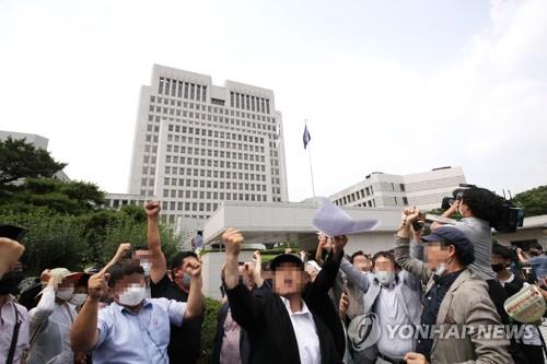 상고심 결과에 안도하는 이재명 지사 지지자(서울=연합뉴스) 홍해인 기자 = 이재명 경기지사의 지지자들이 16일 오후 서울 서초구 대법원 앞에서 상고심 판결 결과를 전해 들은 뒤 기뻐하고 있다.
이 지사는 친형 강제입원 사건과 관련해 허위사실을 공표한 혐의로 2심에서 당선무효형을 선고받고 이날 대법원의 파기환송 결정으로 지사직을 유지하게 됐다.