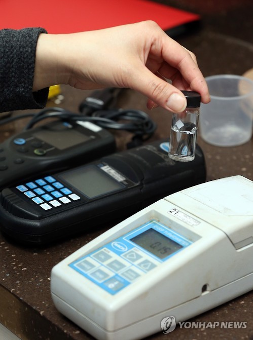 수돗물 탁도 검사[연합뉴스 자료사진]