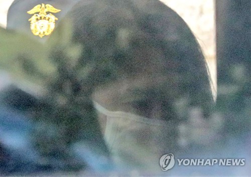 항소심서도 무기징역 선고받은 고유정(제주=연합뉴스) 박지호 기자 = 전남편을 살해한 혐의로 1심에서 무기징역을 선고받은 고유정이 15일 오전 제주지법에서 자신의 항소심 선고공판에서도 무기징역을 선고받은 뒤 호송차에 오르고 있다. 2020.7.15 jihopark@yna.co.kr