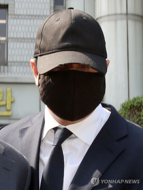 종근당 회장 아들, '음주운전' 1심 선고공판 출석(서울=연합뉴스) 임헌정 기자 = 음주운전 혐의로 기소된 종근당 이장한 회장의 아들 이모 씨가 16일 오전 서울 서초구 서울중앙지법에서 열린 1심 선고공판에 출석한 뒤 법정을 나서고 있다.2020.7.16 kane@yna.co.kr