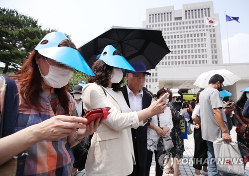선고 결과 기다리는 이재명 지사 지지자(서울=연합뉴스) 홍해인 기자 = 이재명 경기지사의 지지자들이 16일 오후 서울 서초구 대법원 앞에서 상고심 판결을 기다리며 유튜브 중계를 시청하고 있다. 
    이 지사는 친형 강제입원 사건과 관련해 허위사실을 공표한 혐의로 2심에서 당선무효형을 선고받고 이날 대법원에서 최종 판결을 받았다. 2020.7.16 hihong@yna.co.kr