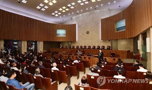 이재명 경기도지사 상고심 선고 공판(서울=연합뉴스) 김명수 대법원장을 비롯한 대법관들이 16일 오후 서울 서초구 대법원 대법정에서 직권남용권리행사방해 및 공직선거법 위반 혐의를 받는 이재명 경기도지사의 선고 공판을 진행하고 있다. [사진공동취재단] photo@yna.co.kr