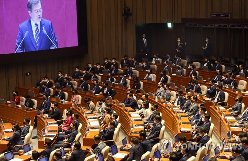 검은 마스크 쓰고 대통령 축하 연설 듣는 미래통합당 의원들(서울=연합뉴스) 진성철 기자 = 16일 국회 본회의장에서 열린 제21대 국회 개원식에서 검은 마스크를 쓴 미래통합당 의원들이 문재인 대통령의 개원축하 연설을 듣고 있다. 2020.7.16 zjin@yna.co.kr