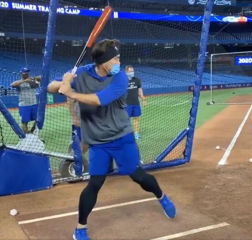 타격 훈련하는 류현진토론토 블루제이스 류현진이 17일(한국시간) 캐나다 온타리오주 토론토 로저스센터에서 열린 팀 훈련에서 장난삼아 타격 훈련을 하고 있다. 류현진은 토론토 구단이 지명타자제도를 쓰는 아메리칸리그 소속이라 타석에 들어설 필요가 없다. [토론토 구단 트위터 캡처. 재배포 및 DB 금지]
