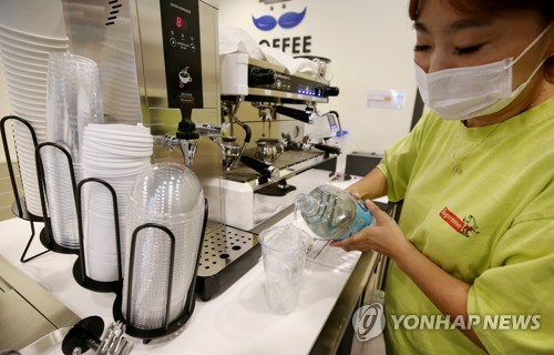 '생수 아메리카노'(인천=연합뉴스) 김상연 기자 = 인천에서 '수돗물 유충' 사태가 벌어진 가운데 16일 오후 인천시 서구 마전동 한 카페에서 직원이 생수를 사용해 커피를 만들고 있다. 2020.7.16 goodluck@yna.co.kr