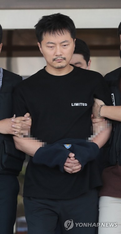 미성년자 성 착취 배준환(제주=연합뉴스) 박지호 기자 = 미성년자 성 착취물 1천300개를 제작해 음란사이트에 연재한 배준환이 17일 제주동부경찰서에서 검찰로 이송되고 있다. jihopark@yna.co.kr